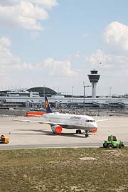 geparkte Lufthansa Maschinen in München (©Foto: Marikka-Laila Maisel)